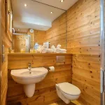 Arktic - Catered - Sleeps 14 *