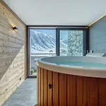 Arktic - Catered - Sleeps 14 *
