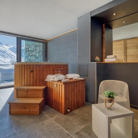 Arktic - Catered - Sleeps 14 Chalet