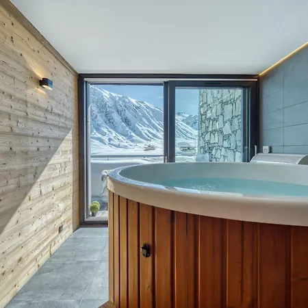 Arktic - Catered - Sleeps 14 *