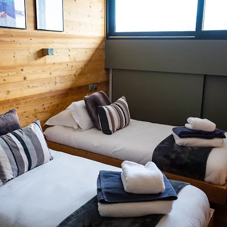 Arktic - Catered - Sleeps 14 샬레