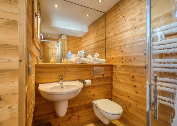 Arktic - Catered - Sleeps 14 *