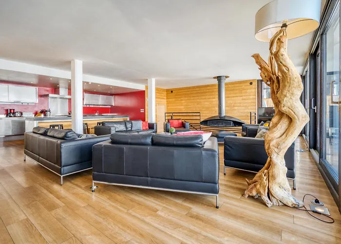 Arktic - Catered - Sleeps 14 *