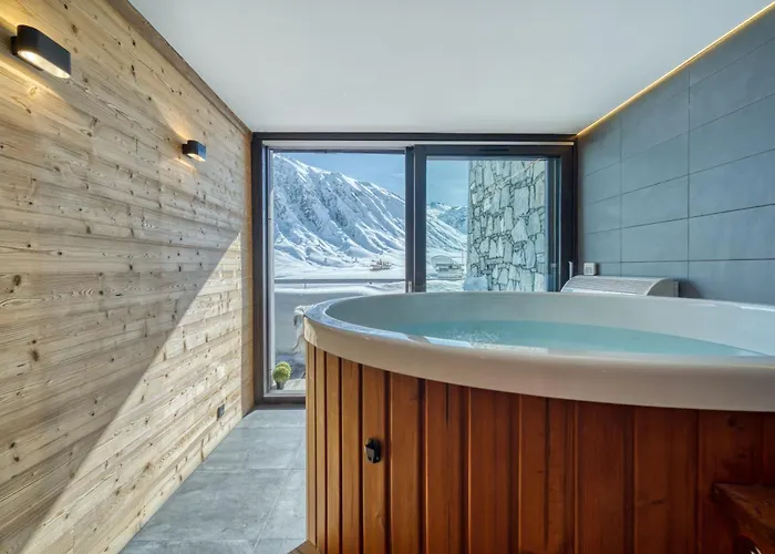 Arktic - Catered - Sleeps 14 *