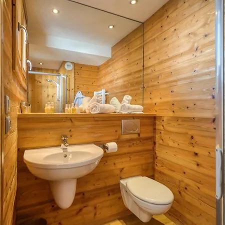 Arktic - Catered - Sleeps 14 *