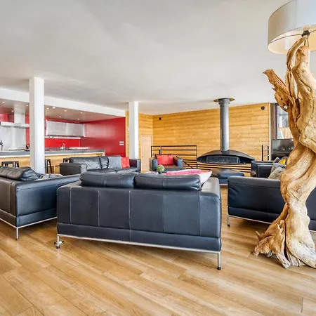 Arktic - Catered - Sleeps 14 *