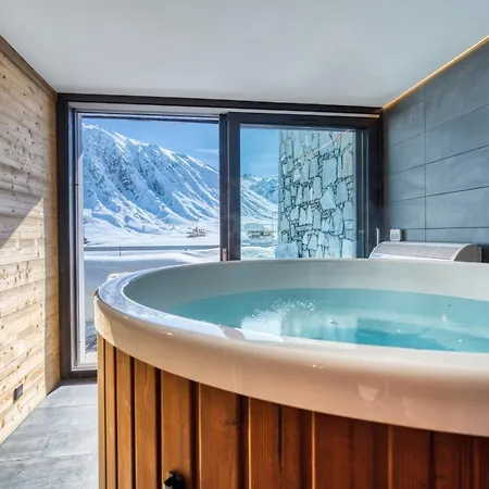 Arktic - Catered - Sleeps 14 *