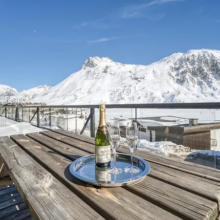 Arktic - Catered - Sleeps 14 Chalet